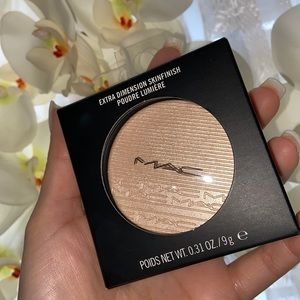 MAC highlight- Extra Dimension Skin Finish